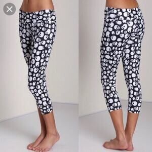 Onzie Black Skull Cropped Athletic Legging Pants S/M